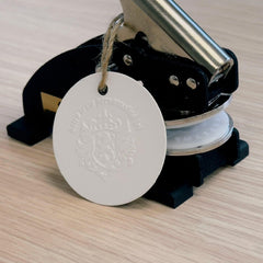 Timbre à sec blason médiéval