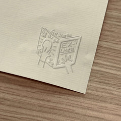 Ex-libris mains tenant livre