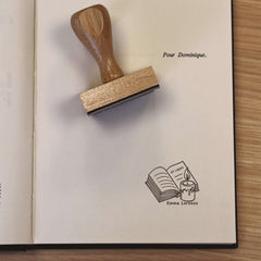 Tampon Ex-libris devant livre